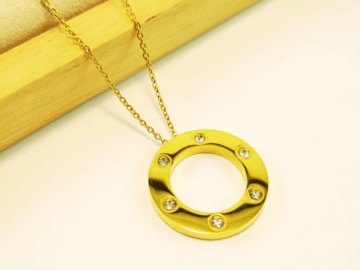 Collar dorado 45cm dije circular 2.5cm pedrería