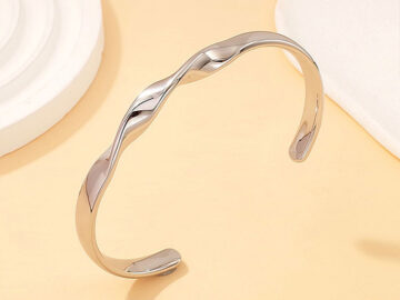 Brazalete plateado abierto 5.2cm diseño al frente