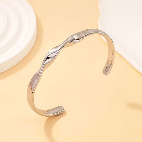 Brazalete plateado abierto 5.2cm diseño al frente
