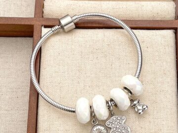 Brazalete plateada Charms blancos  y Osito