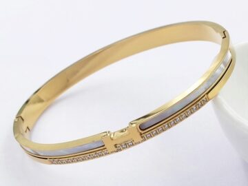 Brazalete dorado diseño H_rMés con pedrería