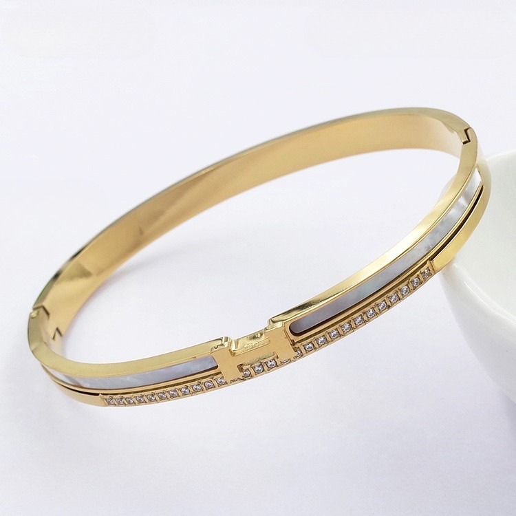 Brazalete dorado diseño H_rMés con pedrería