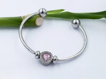 Brazalete plateado 6cm charm piedra rosa
