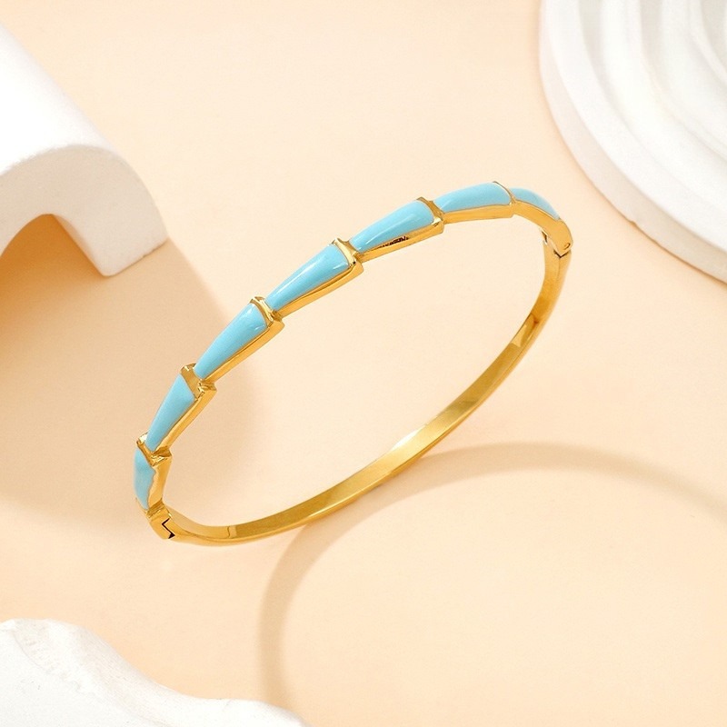 Brazalete dorado 6cm diseño al frente celeste