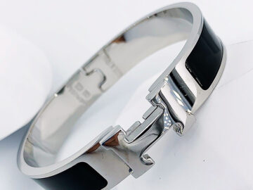 Brazalete plateado c/negro diseño H
