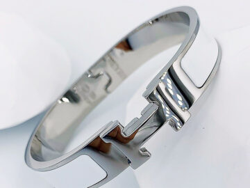 Brazalete plateado c/blanco diseño H