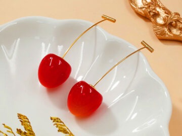 Aretes dorados diseño guinda roja