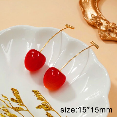 Aretes dorados diseño guinda roja