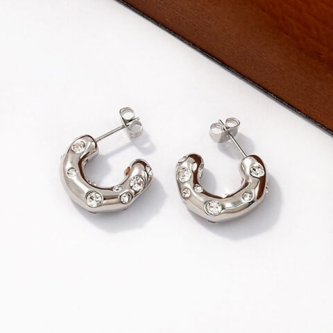 Aretes plateados 2cm diseño C pedrería blanca