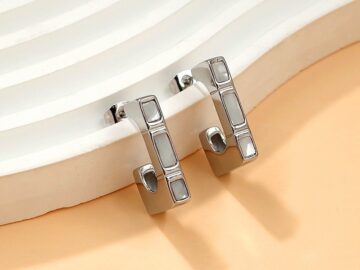 Aretes plateados diseño J con nácar blanco