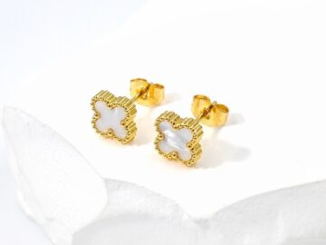 Aretes dorados alhambra blanca 9mm