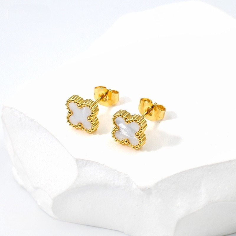 Aretes dorados alhambra blanca 9mm