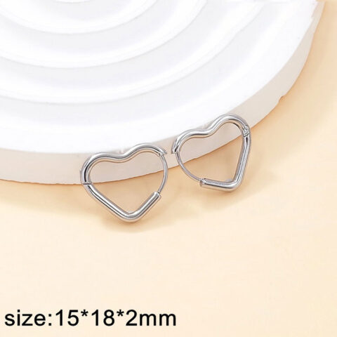 Argollas plateadas silueta corazón 1.5cm