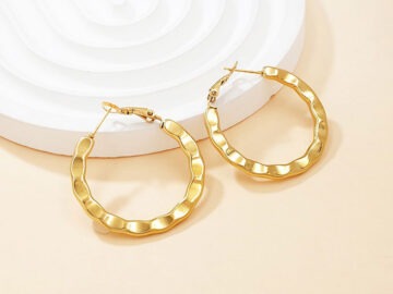 Argollas doradas 3.cm diseño ondulado