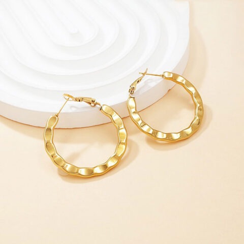 Argollas doradas 3.cm diseño ondulado