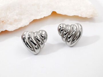 Corazones plateados 1.7cm diseño lineal
