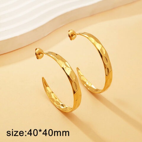 Argollas doradas abiertas 4cm diseño martillado