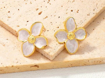 Aretes dorados flor blanca 2.9cm