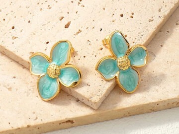 Aretes dorados flor celeste 2.9cm