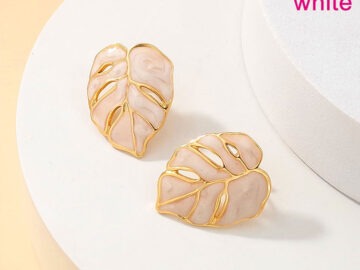 Aretes dorados hojita con blanco