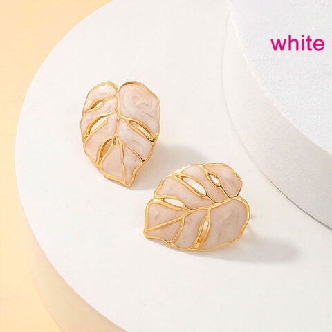 Aretes dorados hojita con blanco