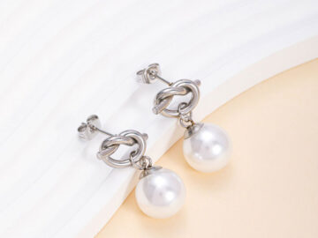 Aretes plateados nudito y perlita colgante