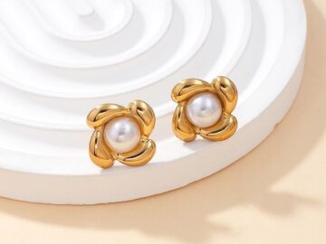 Aretes dorados flor con perlita 1.4cm