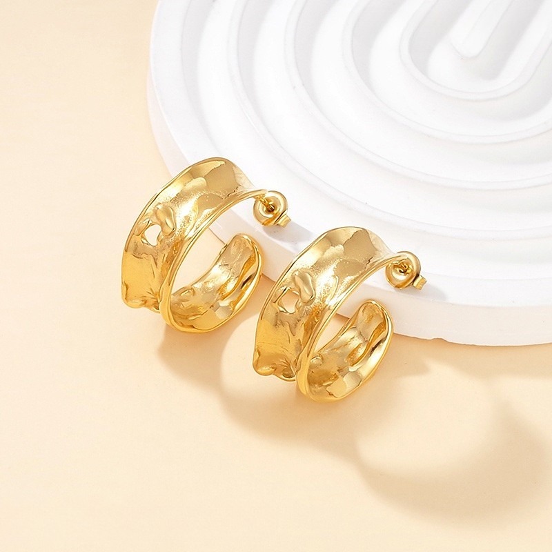 Argollas doradas abiertas 2.8cm*1cm c/diseño