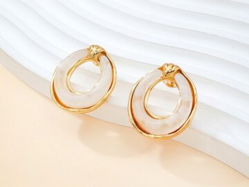 Aretes dorados 2.8cm aro acrílico blanco