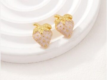 Aretes dorados fresita blanca