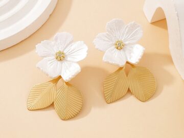Aretes dorados flor blanca 4.8cm
