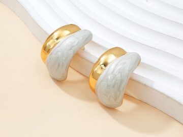 Aretes dorados c/blanco 2.7cm