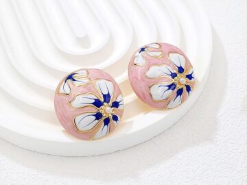 Aretes dorados 2.8cm c/diseño flor