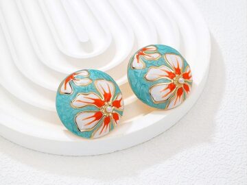 Aretes dorados 2.8cm c/diseño flor