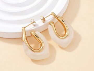 Aretes dorados acrílico blanco 3.5cm