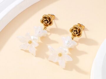 Aretes dorados 3.5cm flores blancas