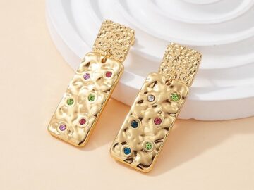 Aretes dorados 4.3cm rectanguar pedrería