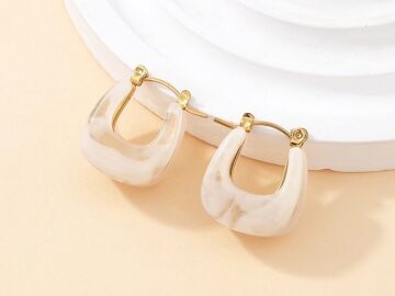 Argollas doradas 2cm acrílico blanco