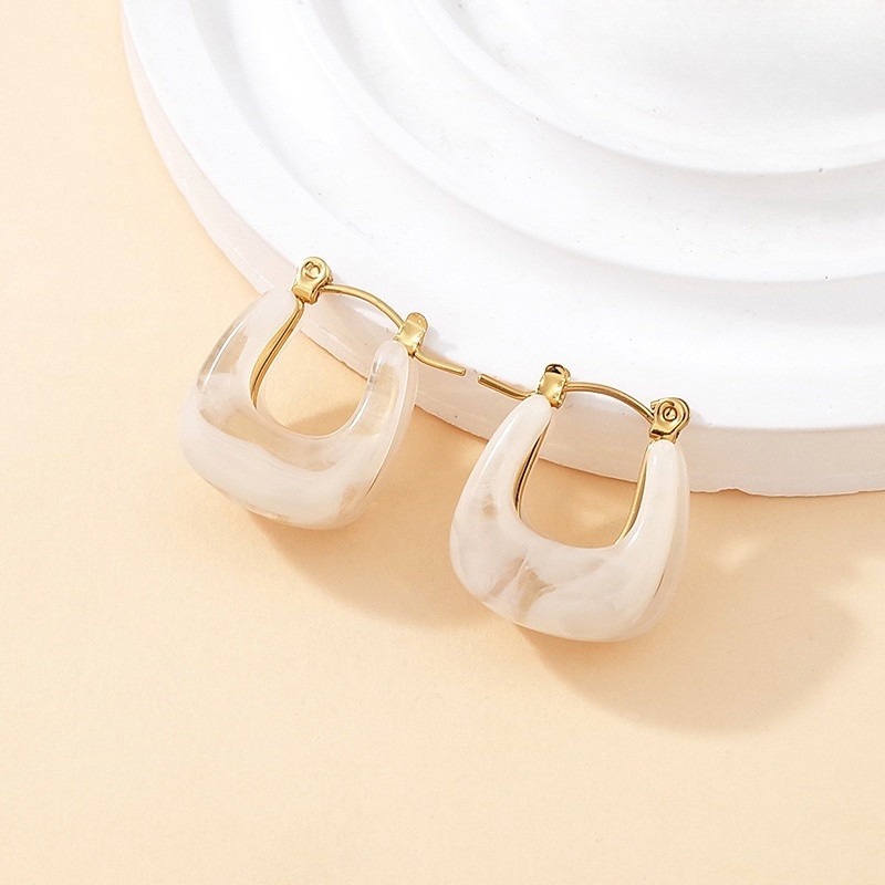 Argollas doradas 2cm acrílico blanco