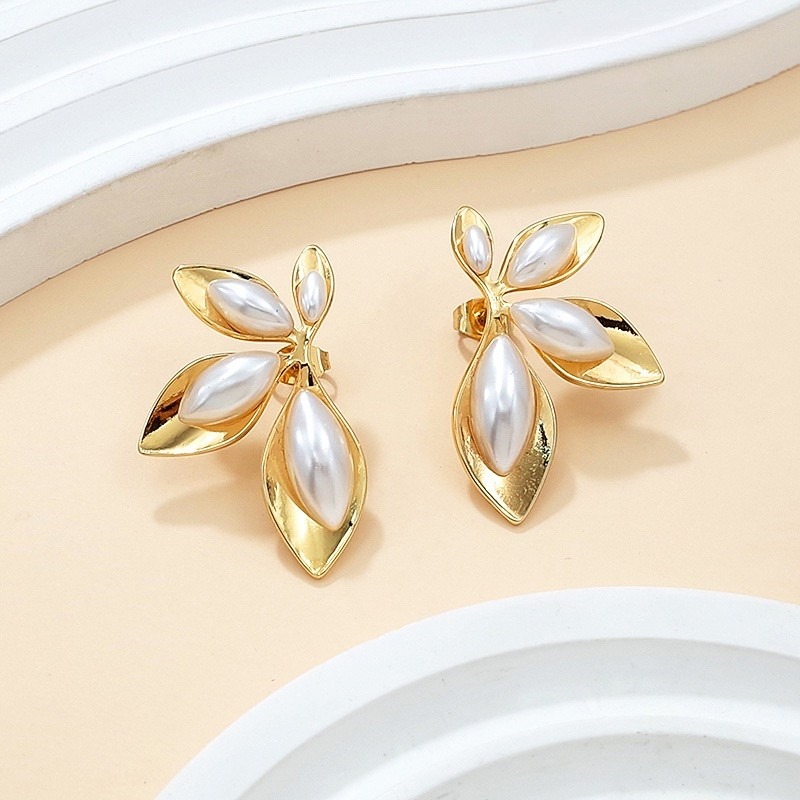 Aretes dorados 3.4cm media flor perla