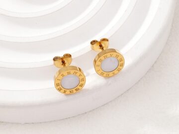 Aretes dorados 1cm. nácar blanco