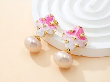 Aretes LV flor blanca/rosa y perla 3.6cm