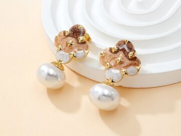 Aretes LV flor blanca/café y perla 3.6cm