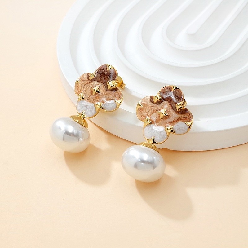 Aretes LV flor blanca/café y perla 3.6cm