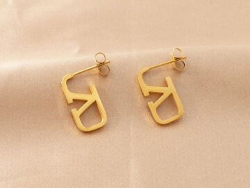 Aretes dorados diseño VaLenTino"
