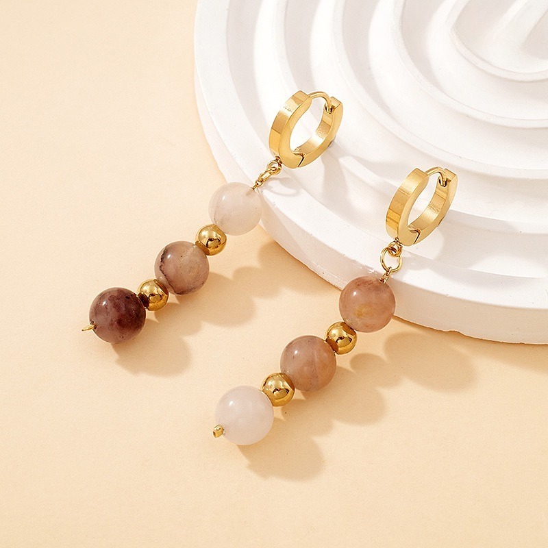 Argollas doradas y piedras naturales