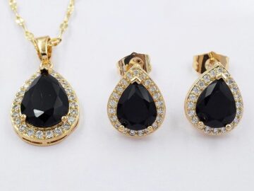Set dorado dije y aretes gota negra pedrería