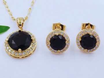 Set dorado dije y aretes piedra negra al centro