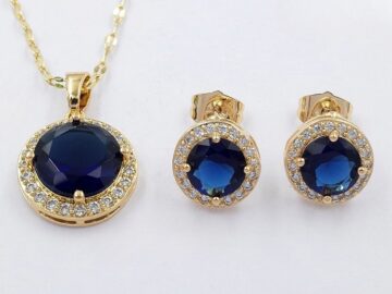 Set dorado dije y aretes piedra azul al centro