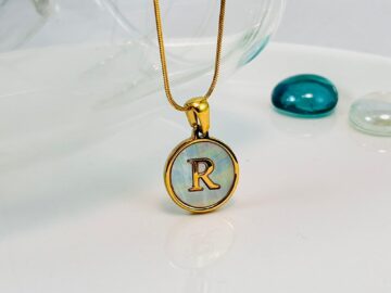 Cadena dorada dije nácar letra R